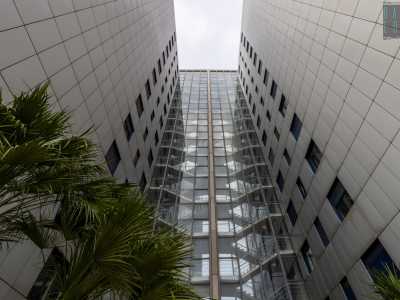 L�unicit� del fabbricato sta nella doppia scala centrale a vetrate che, vista dal basso, fa sembrare l�edificio pi� imponente di quanto gi� sia